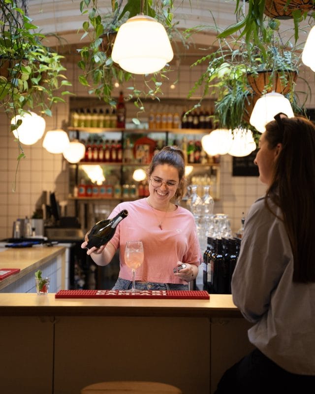 bartender preparing spritz