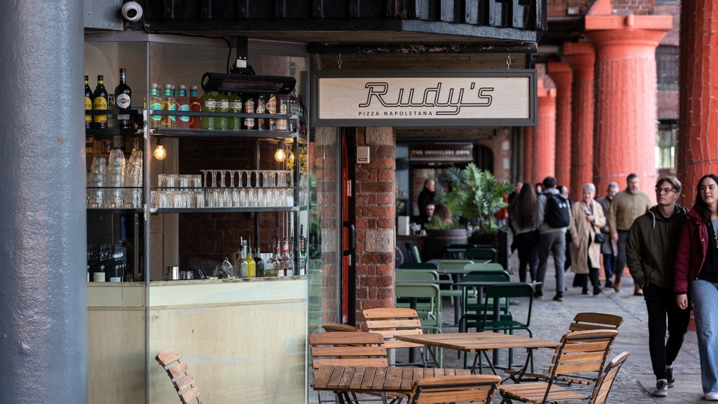albert dock italian pizza restaurant outside sitting area