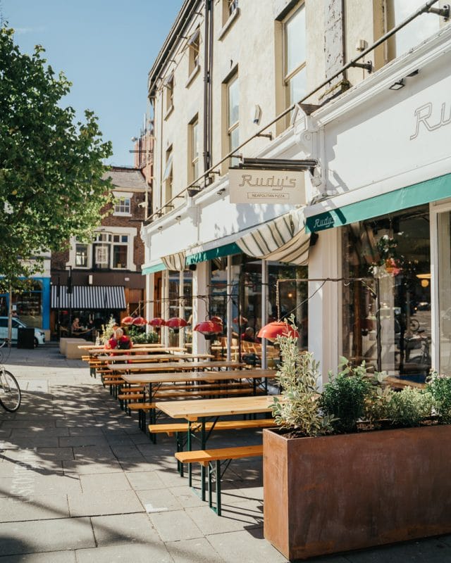 outdoor tables at rudy's pizza
