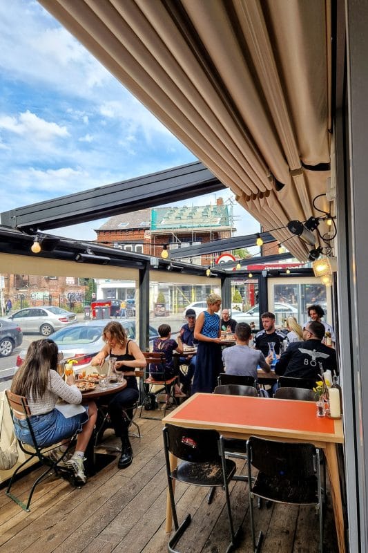 outdoor sitting space at neapolitan pizza restaurant