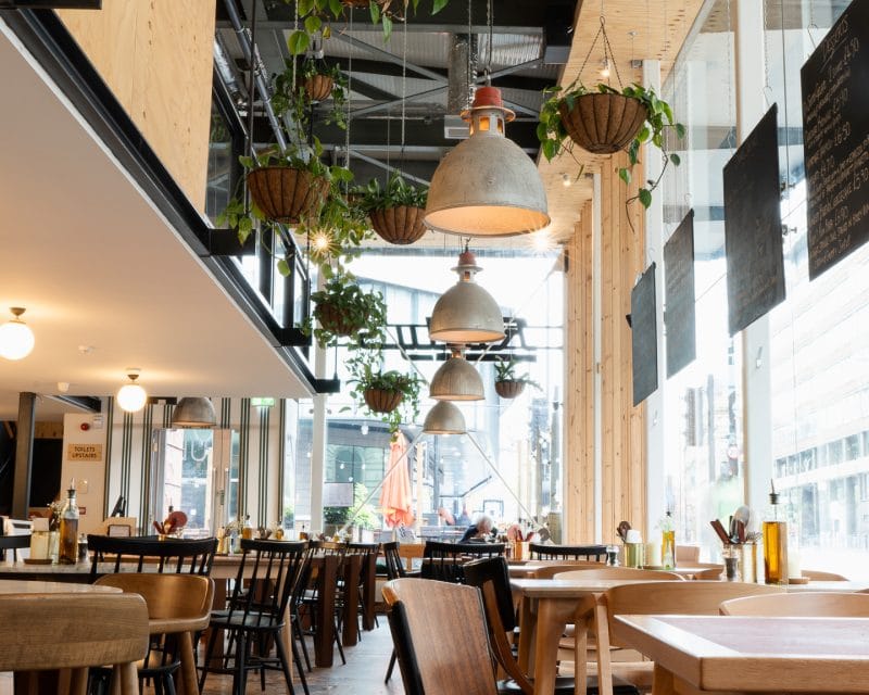 airy decor pizza restaurant in portland street