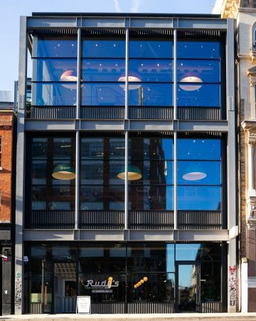entrance of shoreditch pizza place rudy's