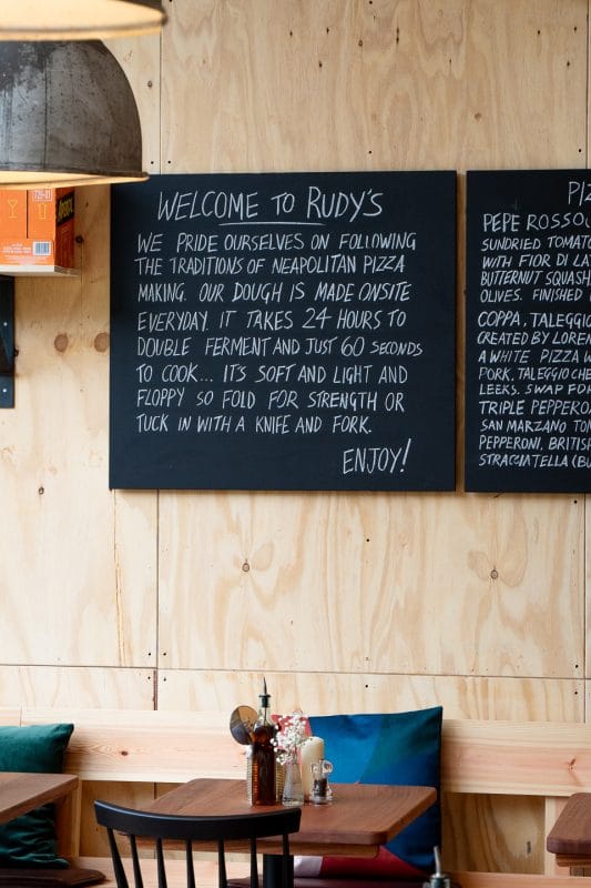 rudy's pizza restaurant decoration