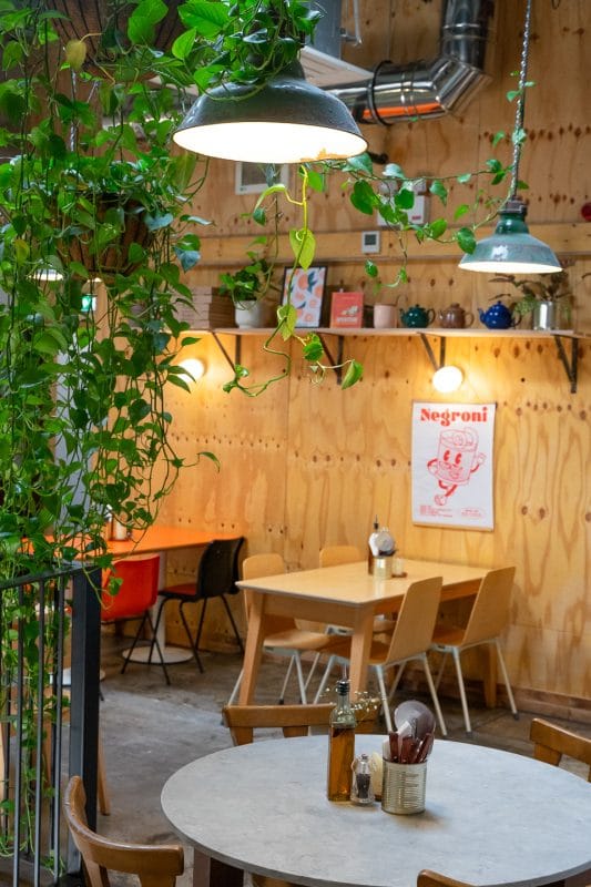 authentic neapolitan pizzeria indoor decoration