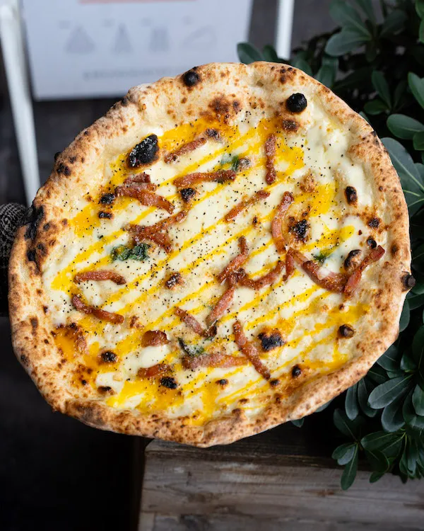 authentic neapolitan carbonara pizza